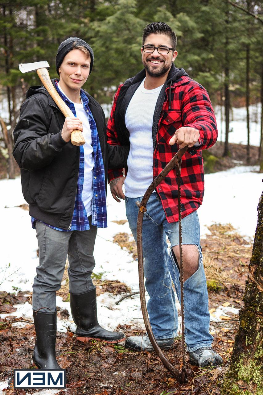 17P Os lenhadores Ryan Bones e Dustin Holloway se tornam gays depois de um dia difícil na floresta