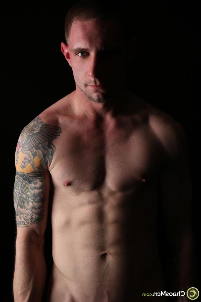 20P El chico gay con la cabeza rapada Ricky revela su cuerpo tatuado y su enorme polla