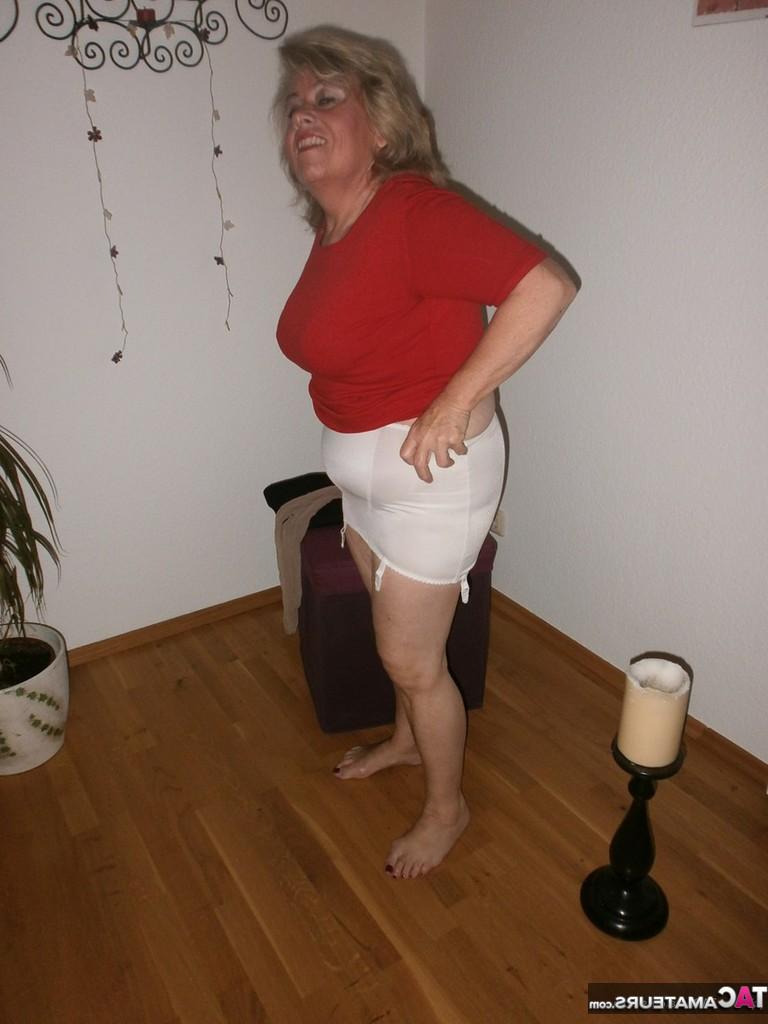 20P Die ältere Amateurin Caro spielt mit ihren Titten und ihrer Möse in Strümpfen und roten Absätzen