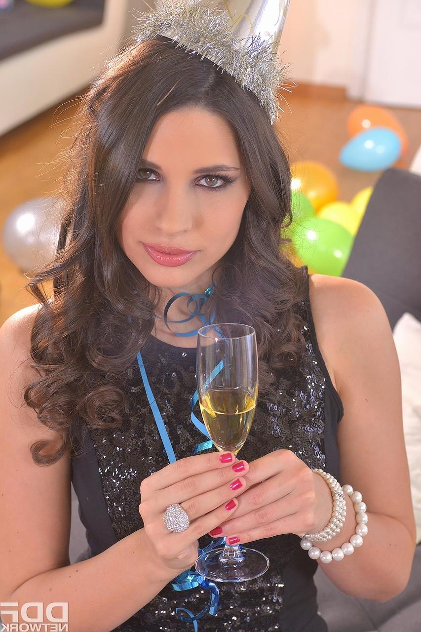 20P Impresionante MILF Zafira metiéndose los dedos y un consolador en su coño caliente de cerca