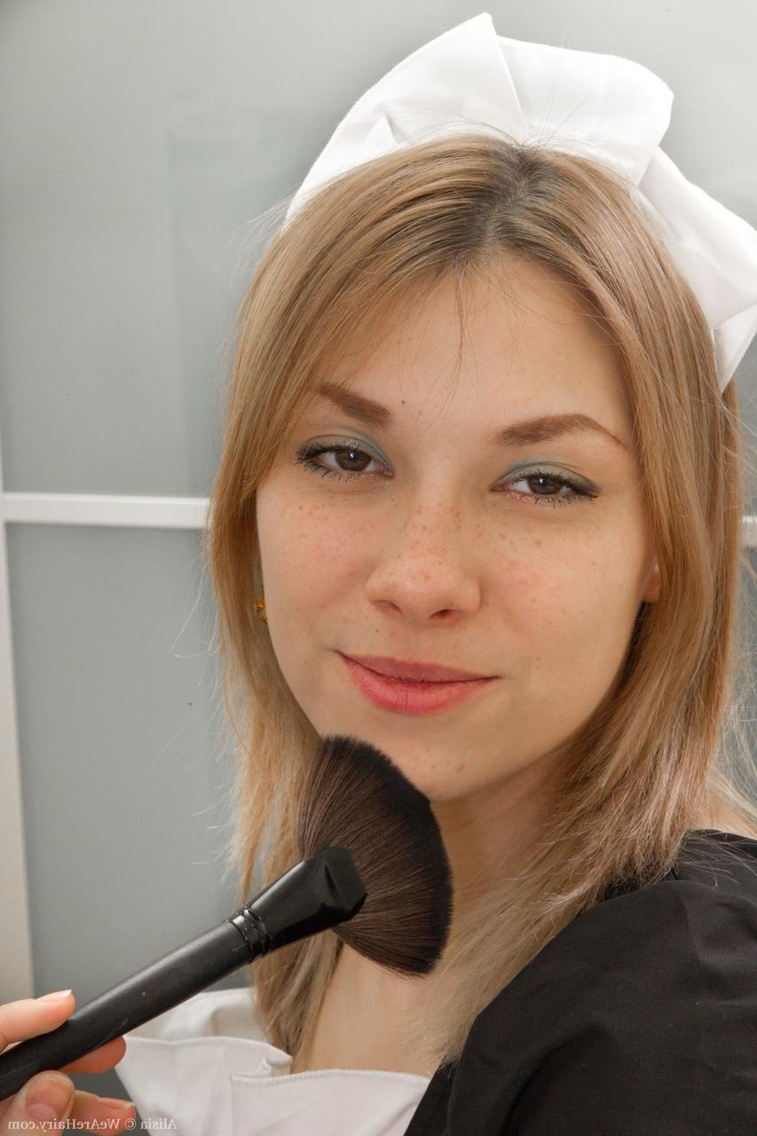 18P La linda sirvienta rubia Alisia se desnuda lentamente en la cama y muestra su manguito