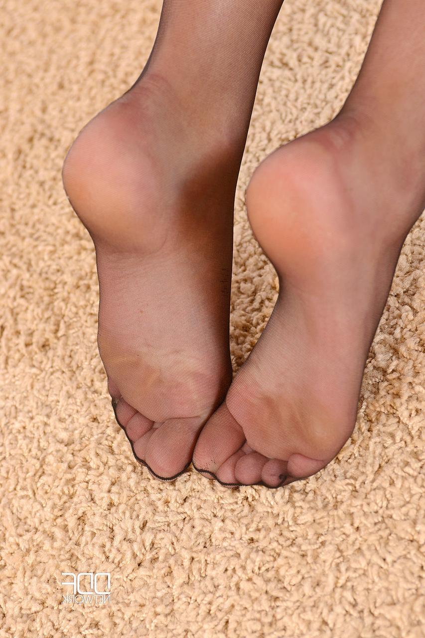 20P La morena polaca Nicole Smith se hace topless y se burla con sus pies enfundados en medias