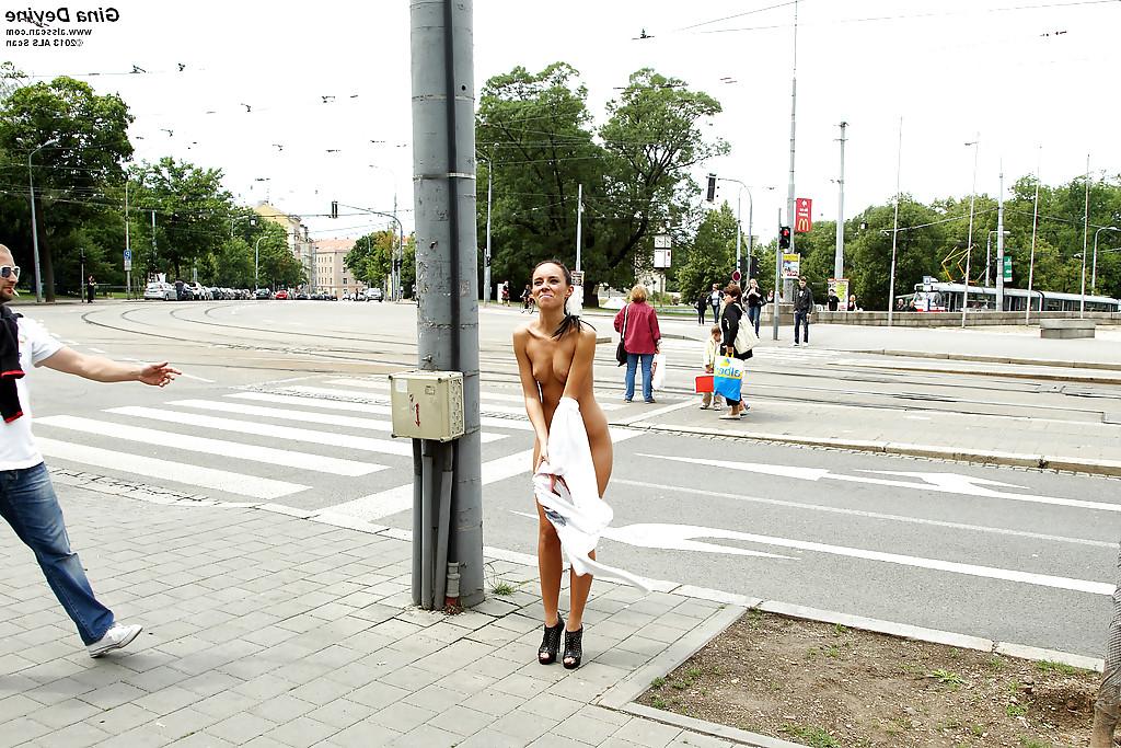16P Amatrice brune coquine avec de longues jambes posant nue dans un lieu public