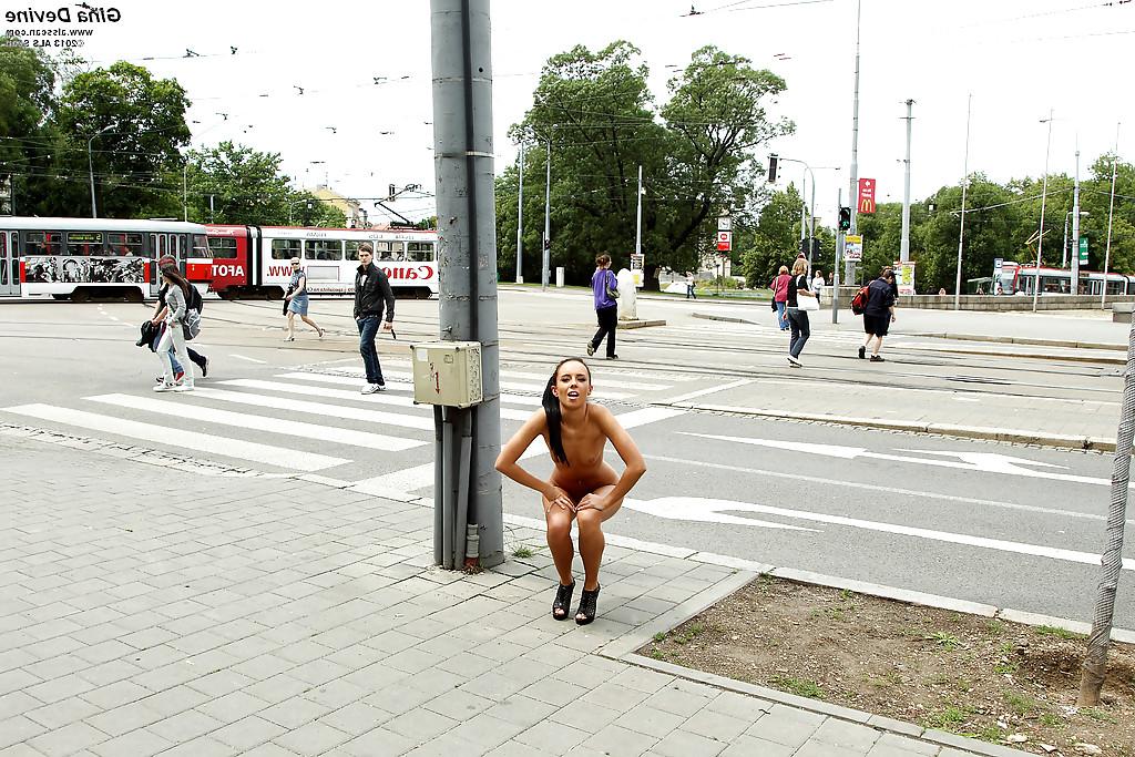 16P Amatrice brune coquine avec de longues jambes posant nue dans un lieu public