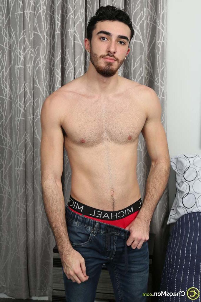 20P O moreno gay Gino Zanetti tira a roupa e mostra seu corpo magro, bunda grande e haste sem cortes