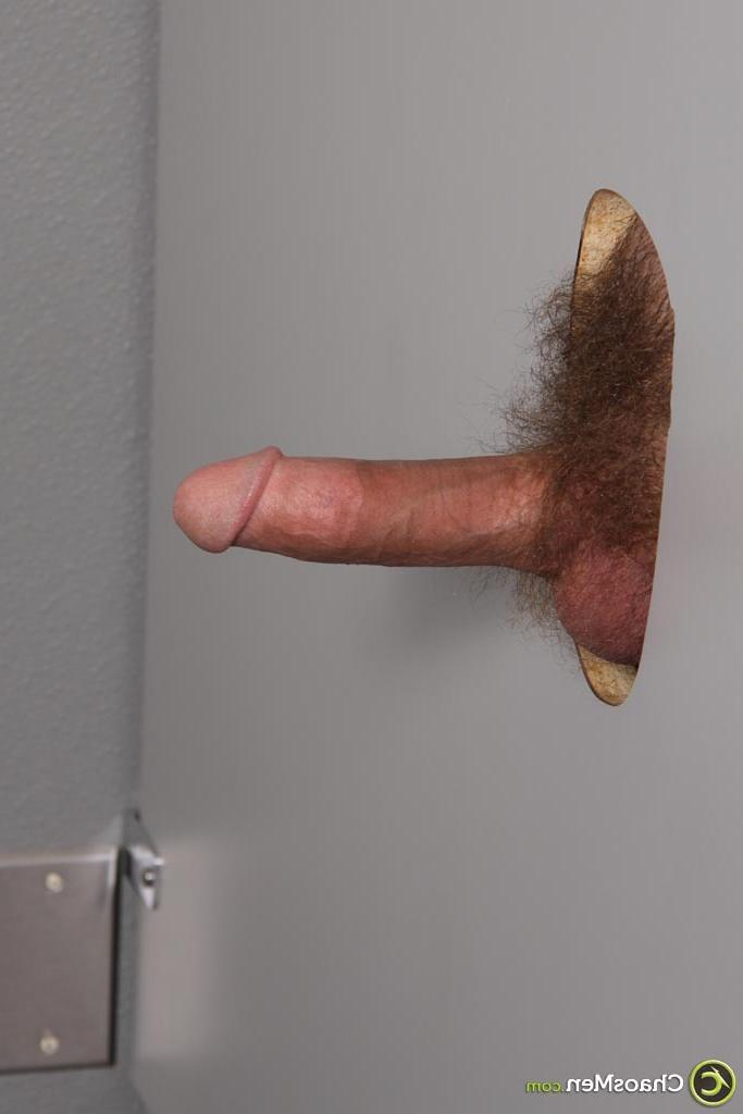 20P Die schwulen Kerle Tyler Shields und Isaiah haben Oral- und Analsex in einer Gloryhole-Toilette