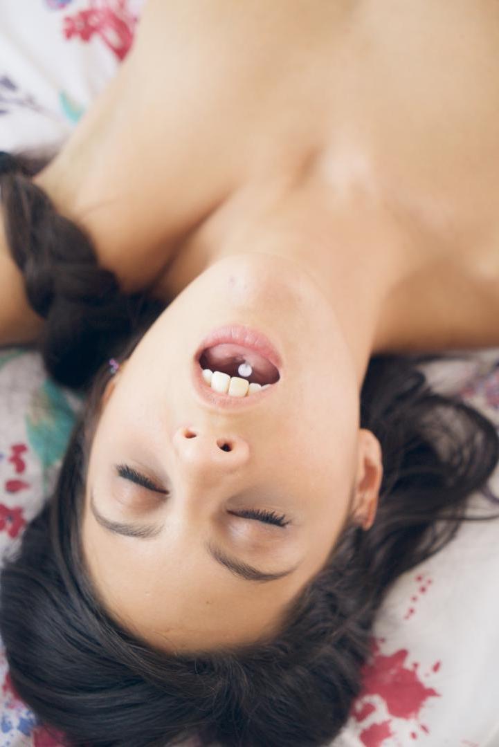 19P Des adolescentes blondes et brunes sexy profitent d'un tribbing lesbien passionné sur le lit.