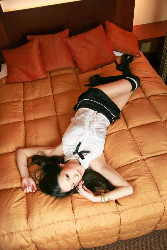 16P A japonesa MILF Yui Komine faz sexo de buceta na boca com meias acima dos joelhos
