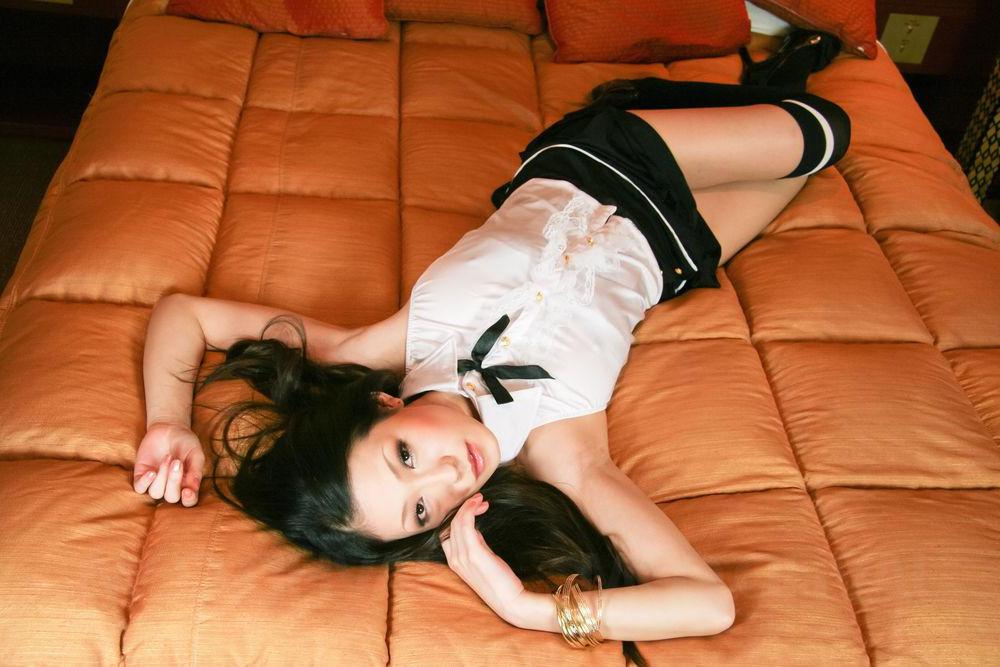 16P A japonesa MILF Yui Komine faz sexo de buceta na boca com meias acima dos joelhos