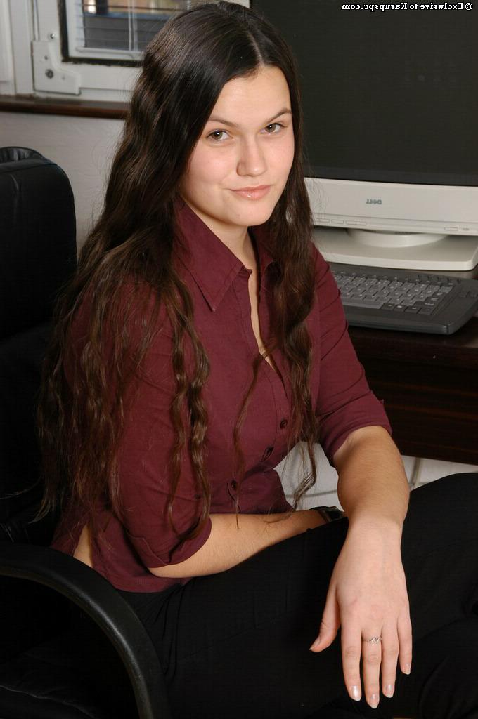 16P Büro posiert mit der wunderschönen Teenie-Schönheit Denisa, während sie bei der Arbeit ist