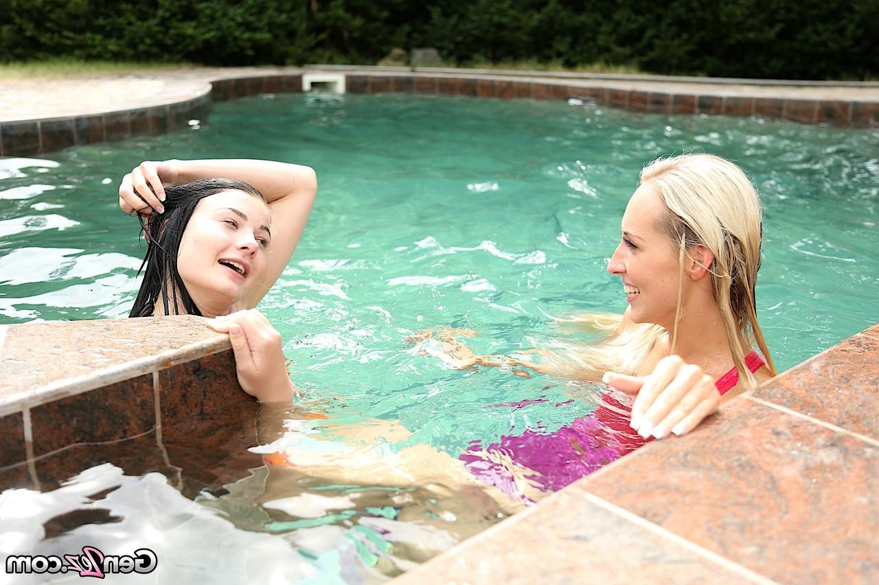 20P Cute lesbians Jenny Simons & Lucy Li toy each other's wet pussies poolside