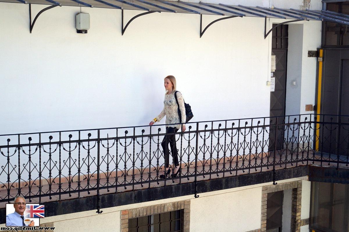 14P Garota loira sozinha tira as calças de couro para se masturbar para um homem velho