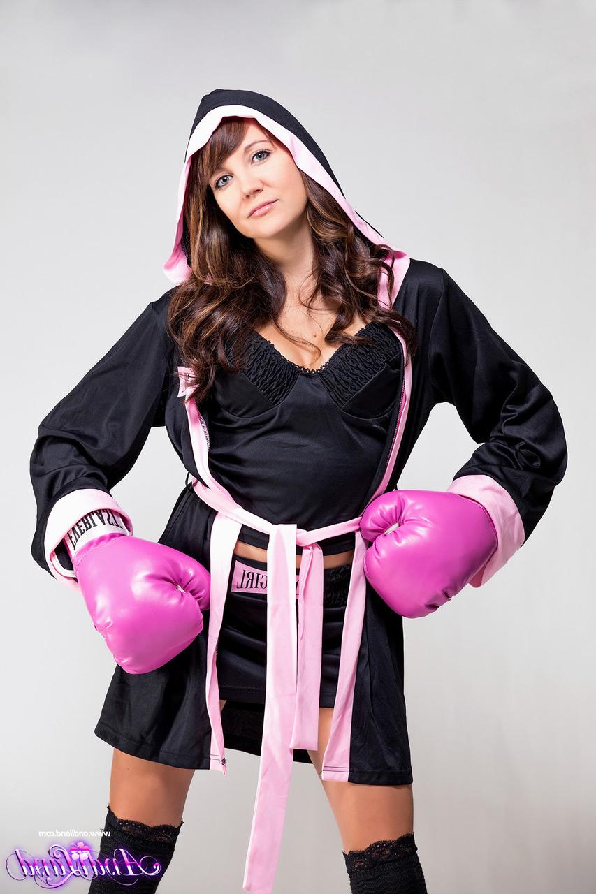 15P Andi Land, jeune solo, expose ses seins et sa chatte tout en portant des gants de boxe.