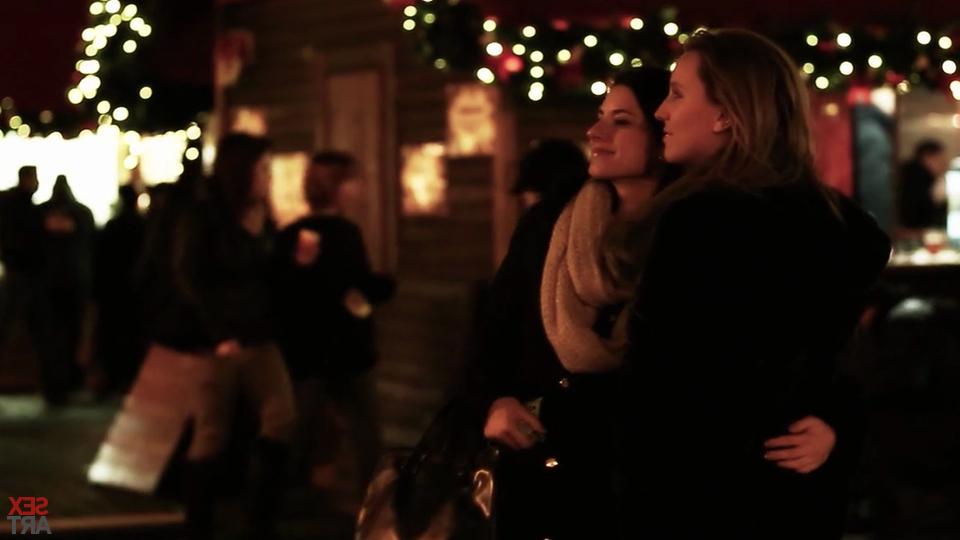 12P Les adolescentes lesbiennes Gabi De Castello et Whitney Conroy se déshabillent pendant un rapport sexuel.