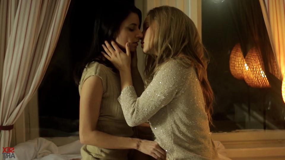 12P Les adolescentes lesbiennes Gabi De Castello et Whitney Conroy se déshabillent pendant un rapport sexuel.