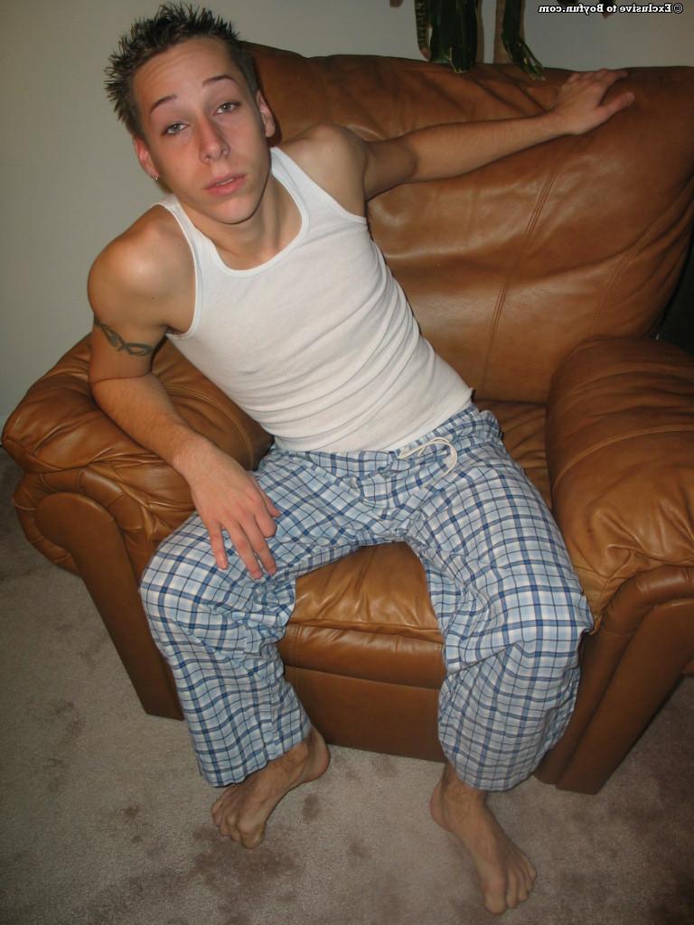20P El gay cachondo Rick se quita el pijama y revela su gran polla peluda