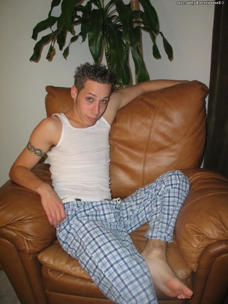 20P El gay cachondo Rick se quita el pijama y revela su gran polla peluda