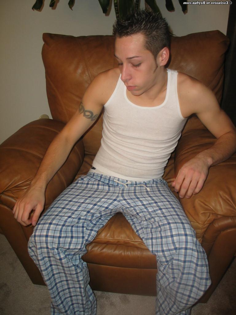 20P El gay cachondo Rick se quita el pijama y revela su gran polla peluda