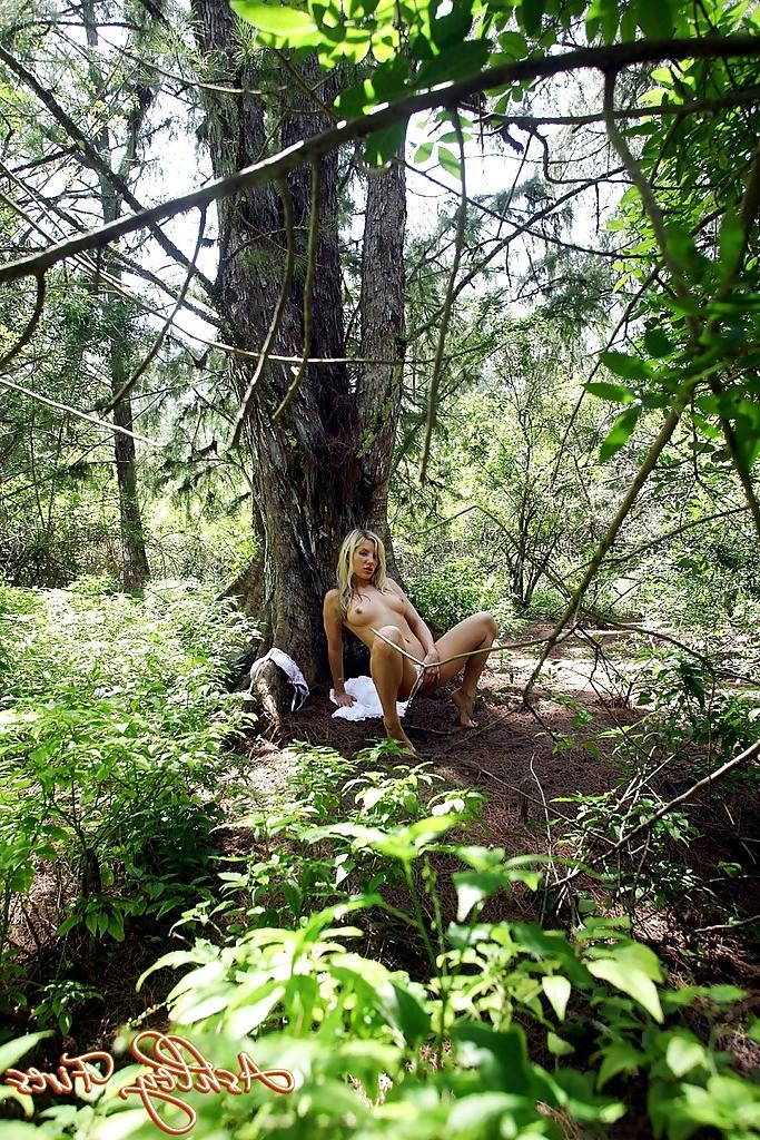 16P La blonde débutante Ashley Fires se masturbe la chatte dans la forêt.