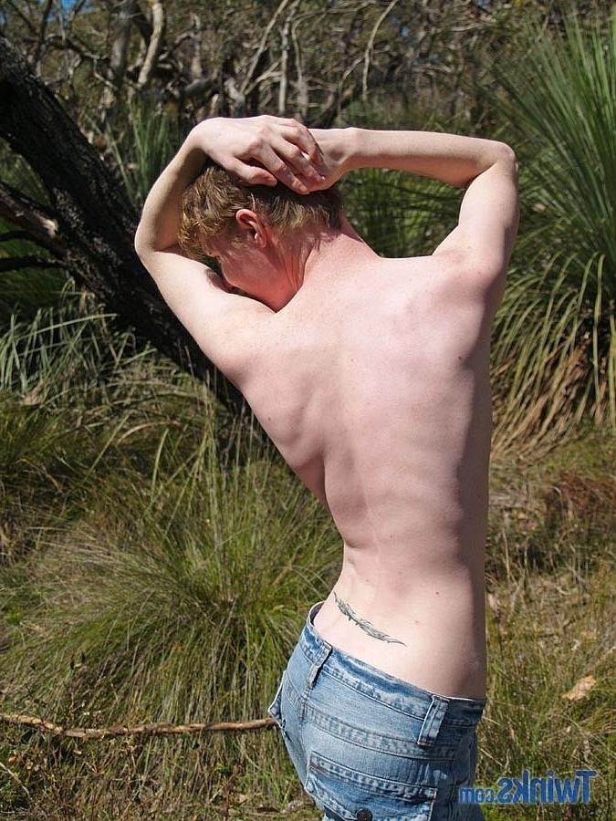20P Twink flaco juega su agujero de amor anal con un consolador en un solo salvaje al aire libre