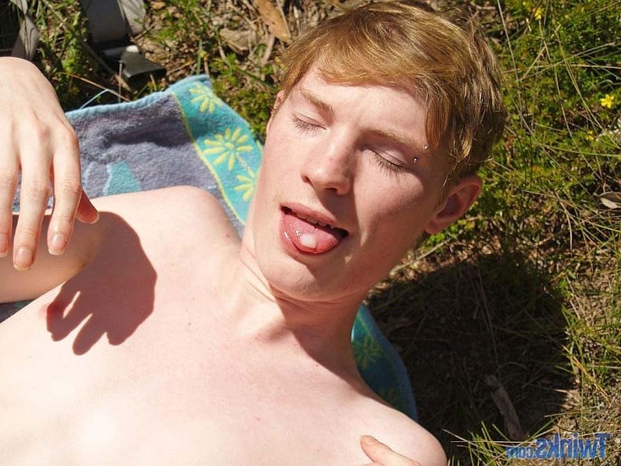 20P Twink flaco juega su agujero de amor anal con un consolador en un solo salvaje al aire libre