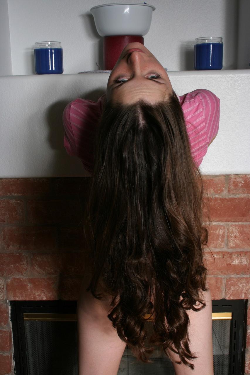 18P Morena amadora posando de calcinha e camisa sexy perto da lareira