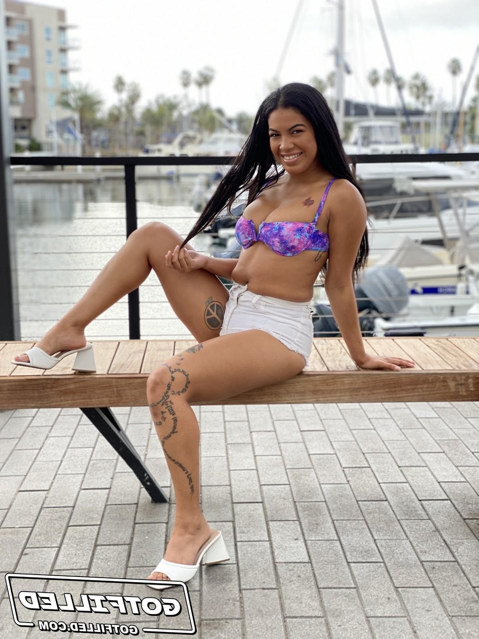 20P La voluptuosa latina Maya Farrell trata una gran polla en un paseo POV estilo perrito