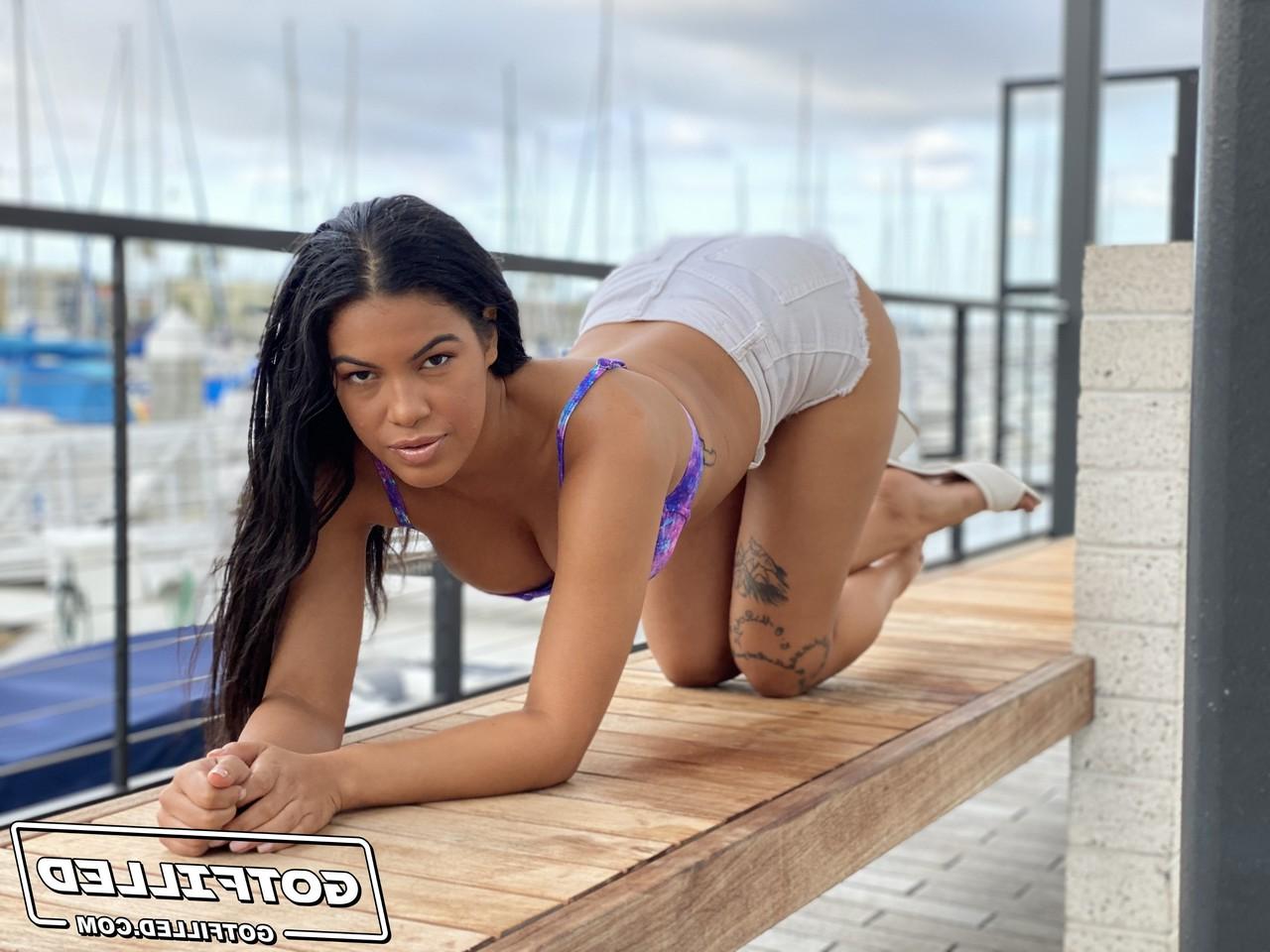 20P La voluptuosa latina Maya Farrell trata una gran polla en un paseo POV estilo perrito