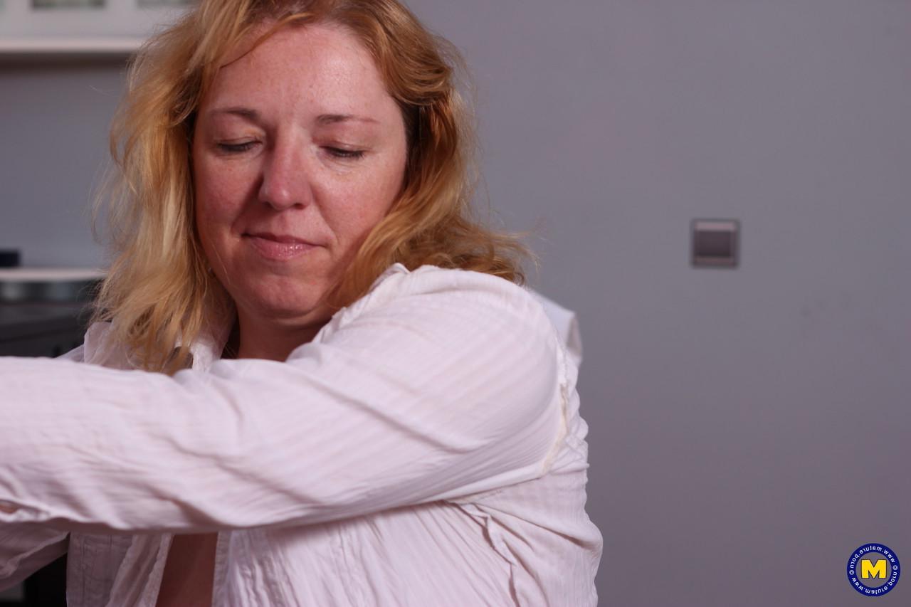 20P Mamá madura cachonda Jane M chupa un pene incircunciso hasta explotar en POV