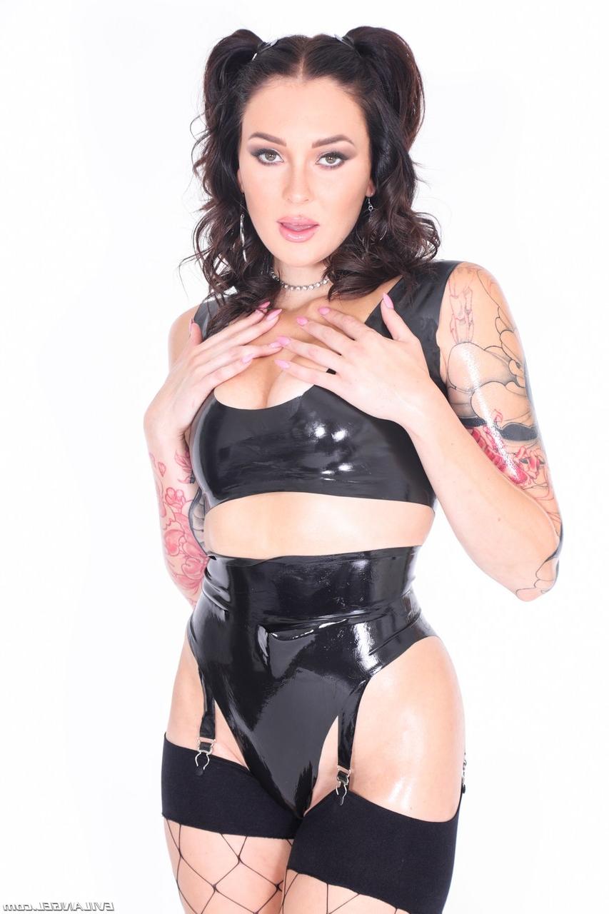 15P A adolescente morena Charlotte Sins lambe um pau depois de foda anal