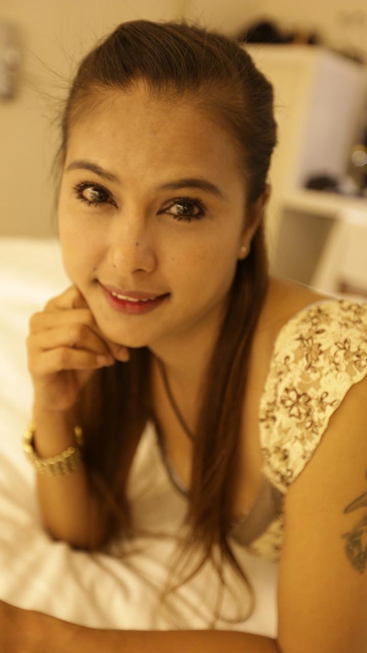 20P Die asiatische Amateurin Bee F entblößt ihre großen Nippel und lässt sich in POV-Action einen Ständer geben