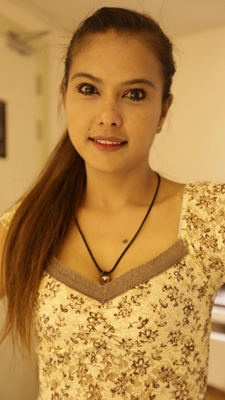 20P Die asiatische Amateurin Bee F entblößt ihre großen Nippel und lässt sich in POV-Action einen Ständer geben