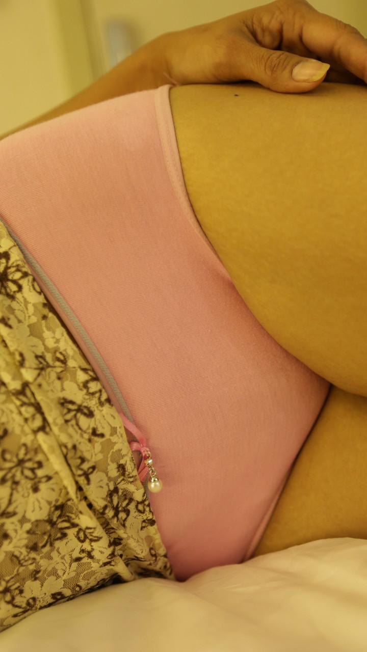 20P Die asiatische Amateurin Bee F entblößt ihre großen Nippel und lässt sich in POV-Action einen Ständer geben