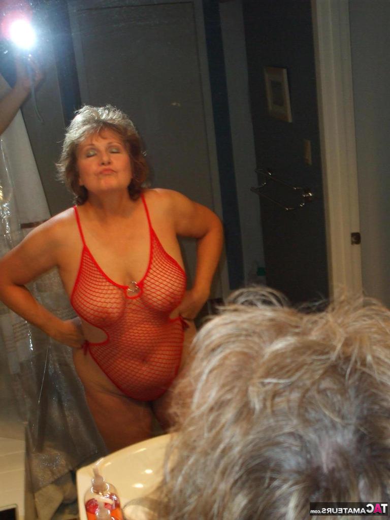 20P Busty Bliss, une dame âgée, donne à l'oiseau en lingerie transparente dans la salle de bain.
