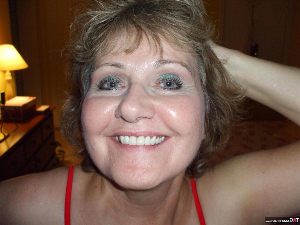 20P Busty Bliss, une dame âgée, donne à l'oiseau en lingerie transparente dans la salle de bain.