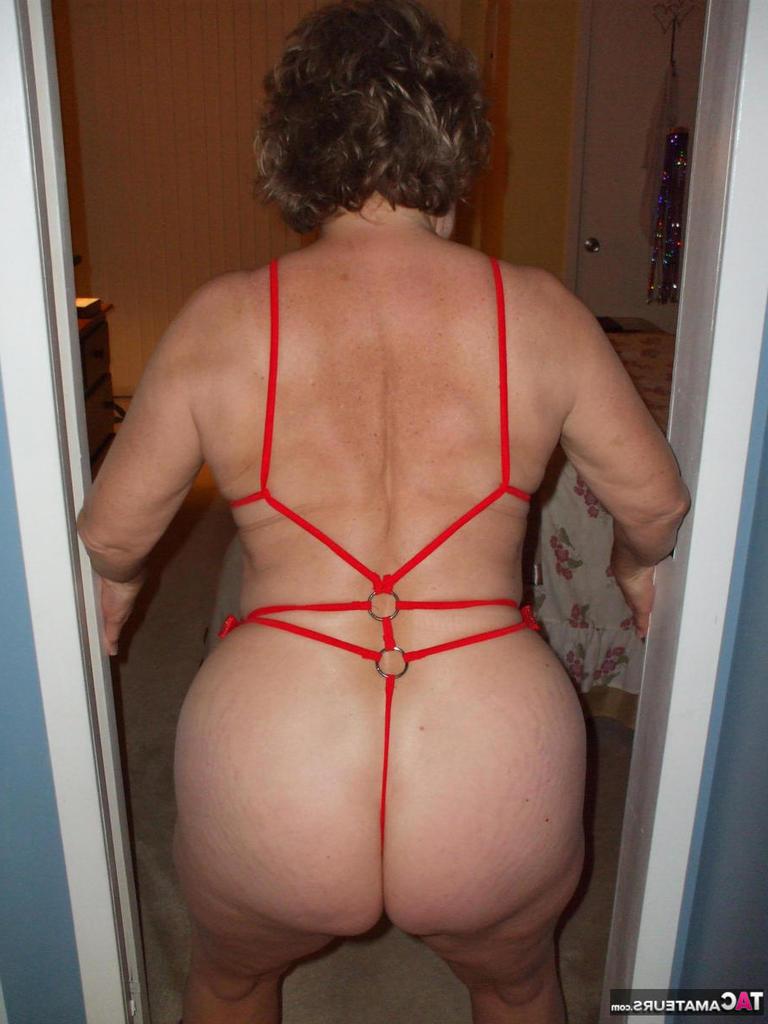 20P Busty Bliss, une dame âgée, donne à l'oiseau en lingerie transparente dans la salle de bain.