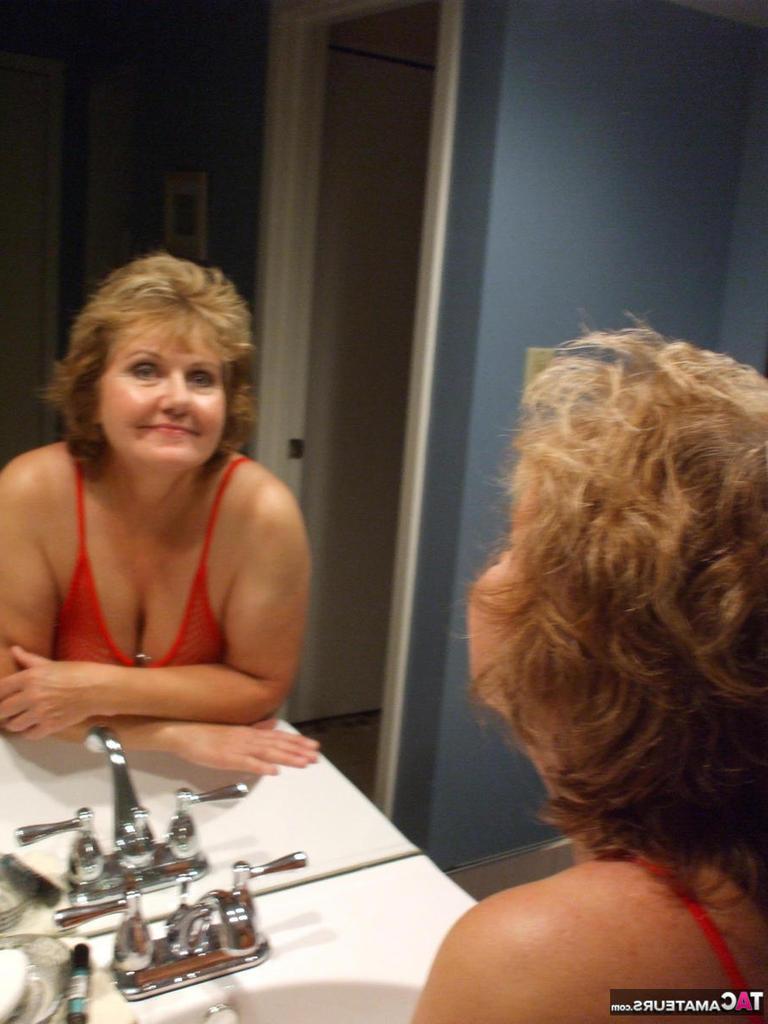 20P Busty Bliss, une dame âgée, donne à l'oiseau en lingerie transparente dans la salle de bain.