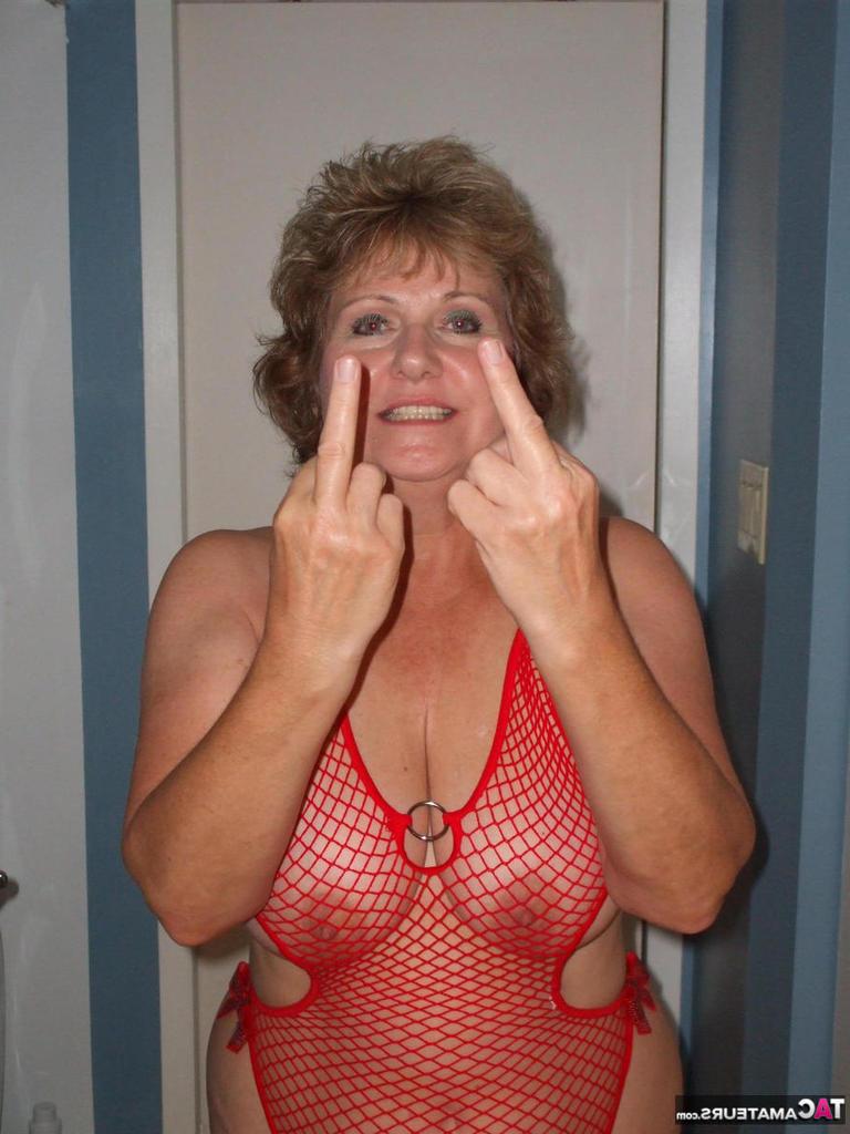 20P Busty Bliss, une dame âgée, donne à l'oiseau en lingerie transparente dans la salle de bain.