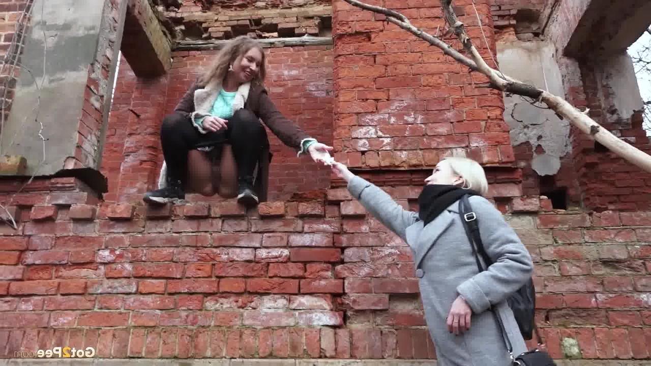 15P Une blonde regarde sa copine d'en bas pendant qu'elle pisse