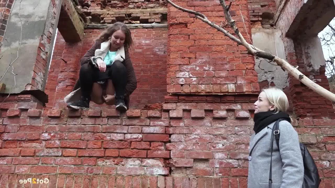 15P Une blonde regarde sa copine d'en bas pendant qu'elle pisse