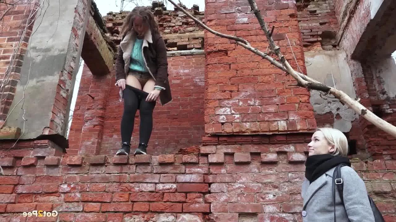 15P Une blonde regarde sa copine d'en bas pendant qu'elle pisse