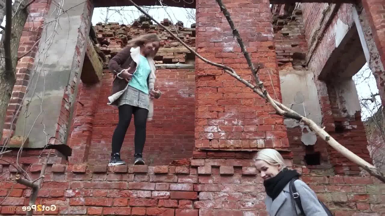 15P Une blonde regarde sa copine d'en bas pendant qu'elle pisse