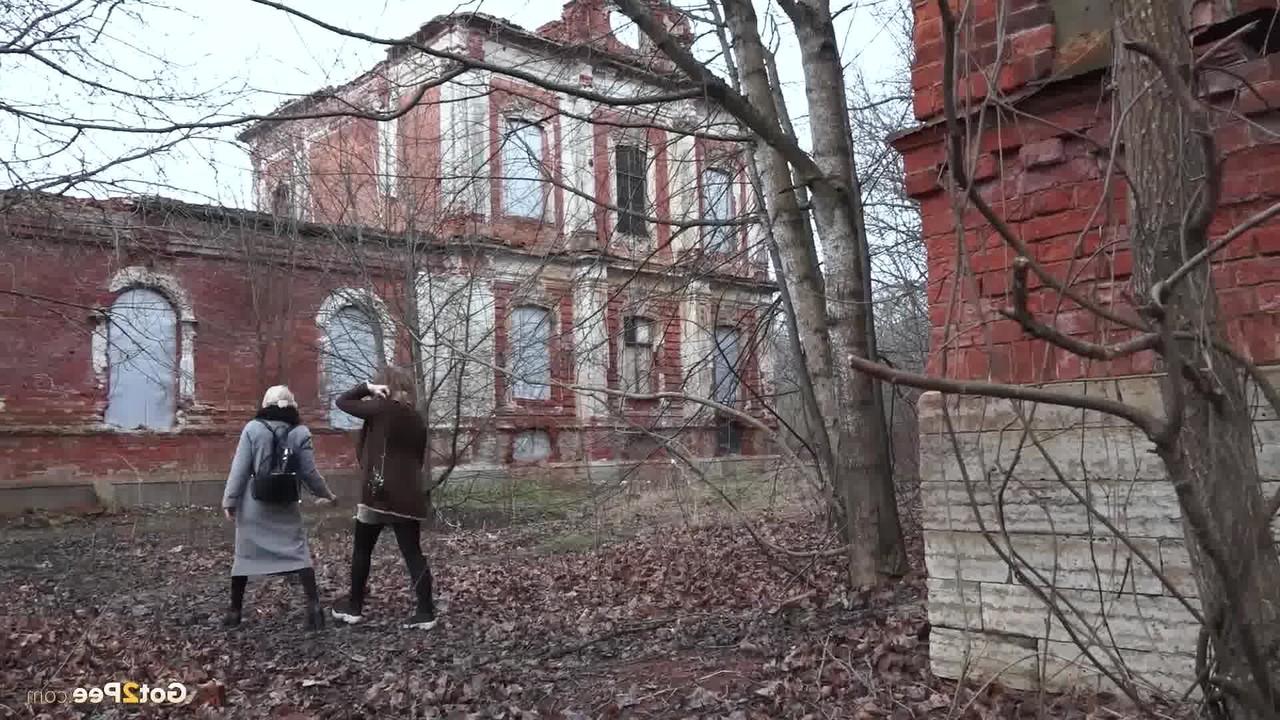 15P Une blonde regarde sa copine d'en bas pendant qu'elle pisse