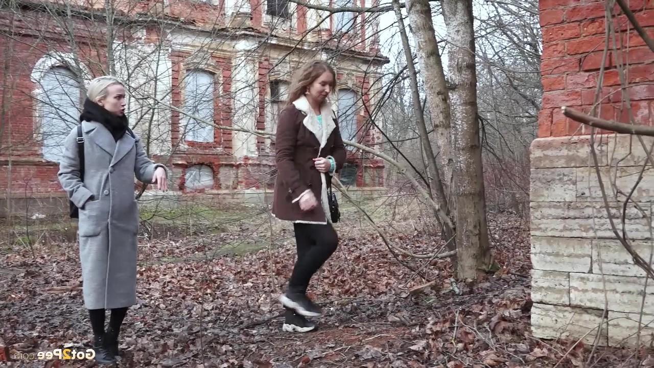 15P Une blonde regarde sa copine d'en bas pendant qu'elle pisse