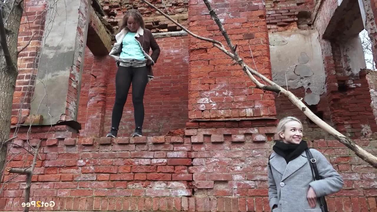 15P Une blonde regarde sa copine d'en bas pendant qu'elle pisse