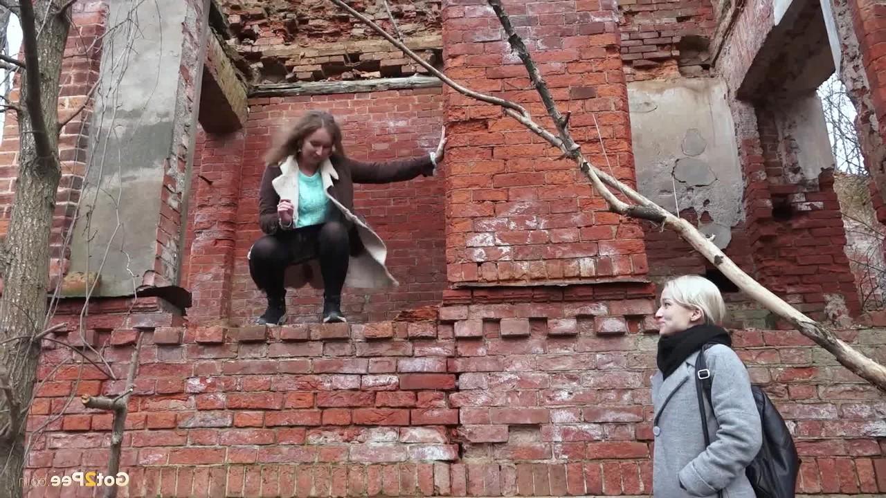 15P Une blonde regarde sa copine d'en bas pendant qu'elle pisse
