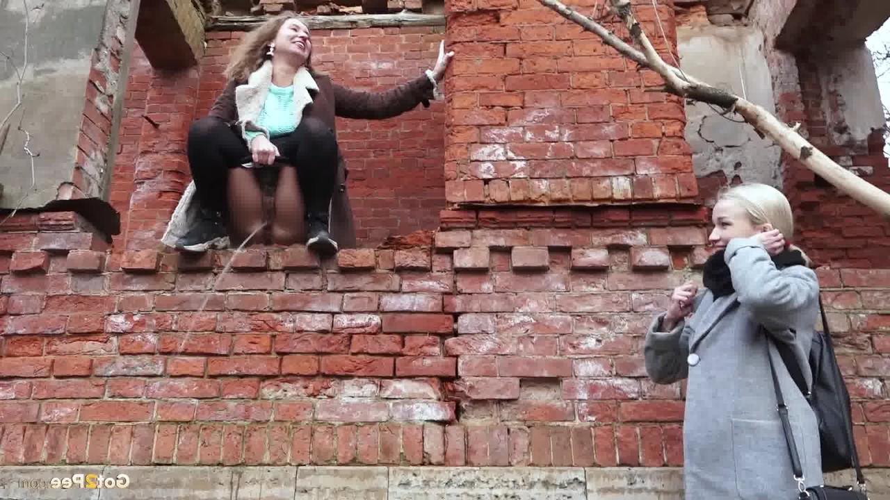 15P Une blonde regarde sa copine d'en bas pendant qu'elle pisse