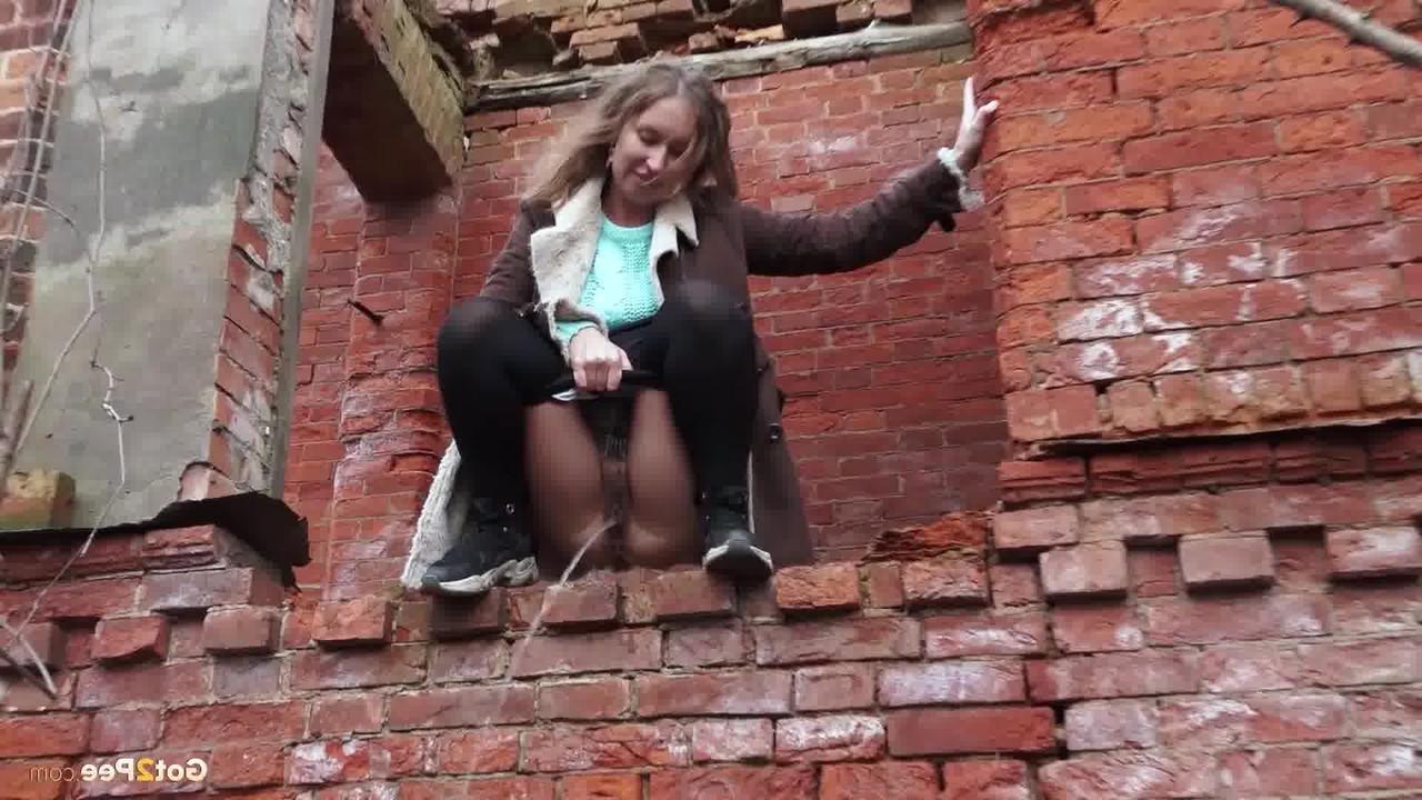15P Une blonde regarde sa copine d'en bas pendant qu'elle pisse