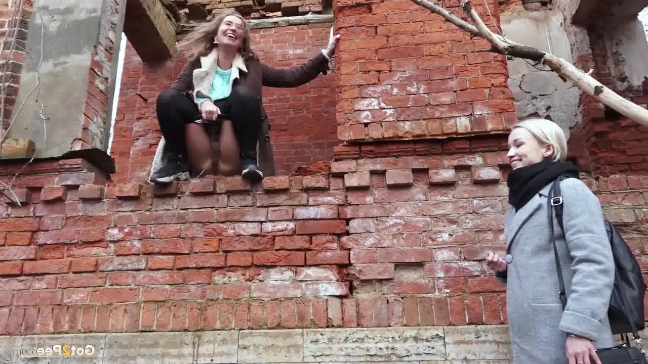 15P Une blonde regarde sa copine d'en bas pendant qu'elle pisse