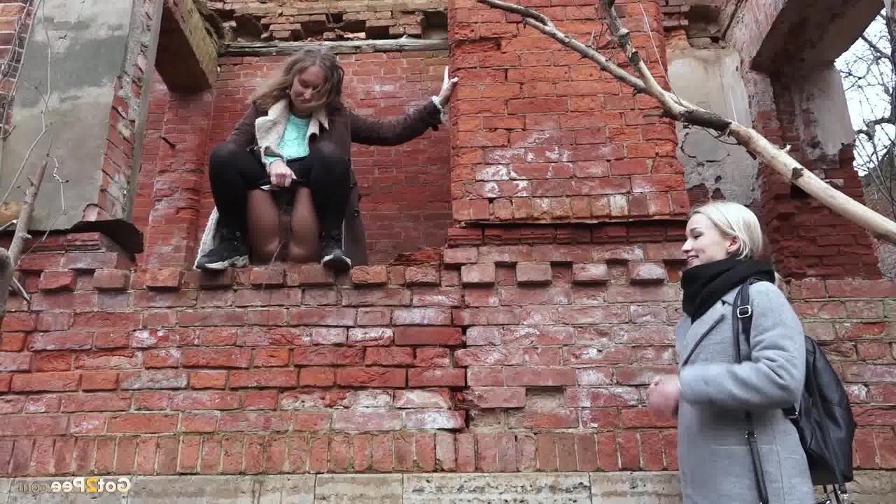 15P Une blonde regarde sa copine d'en bas pendant qu'elle pisse